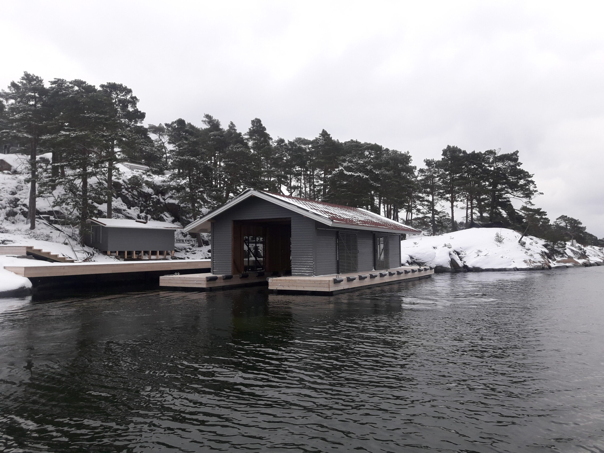 Rakennuspalvelut ammattitaidolla vaikeisiin saaristo-olosuhteisiin.